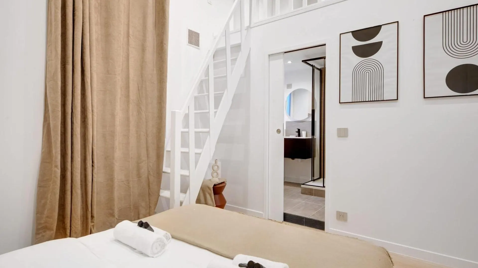 Duplex De Luxe Avec Billard Et Baignoire Apartment Paris